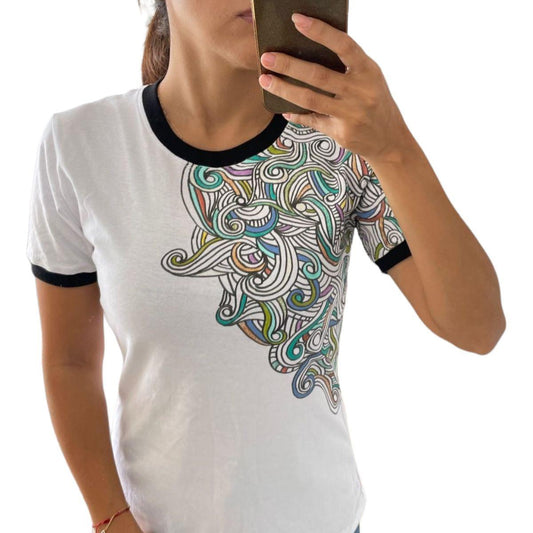 Polo Blanco Pintado a Mano - Pieza Única - El Baúl de Mamá